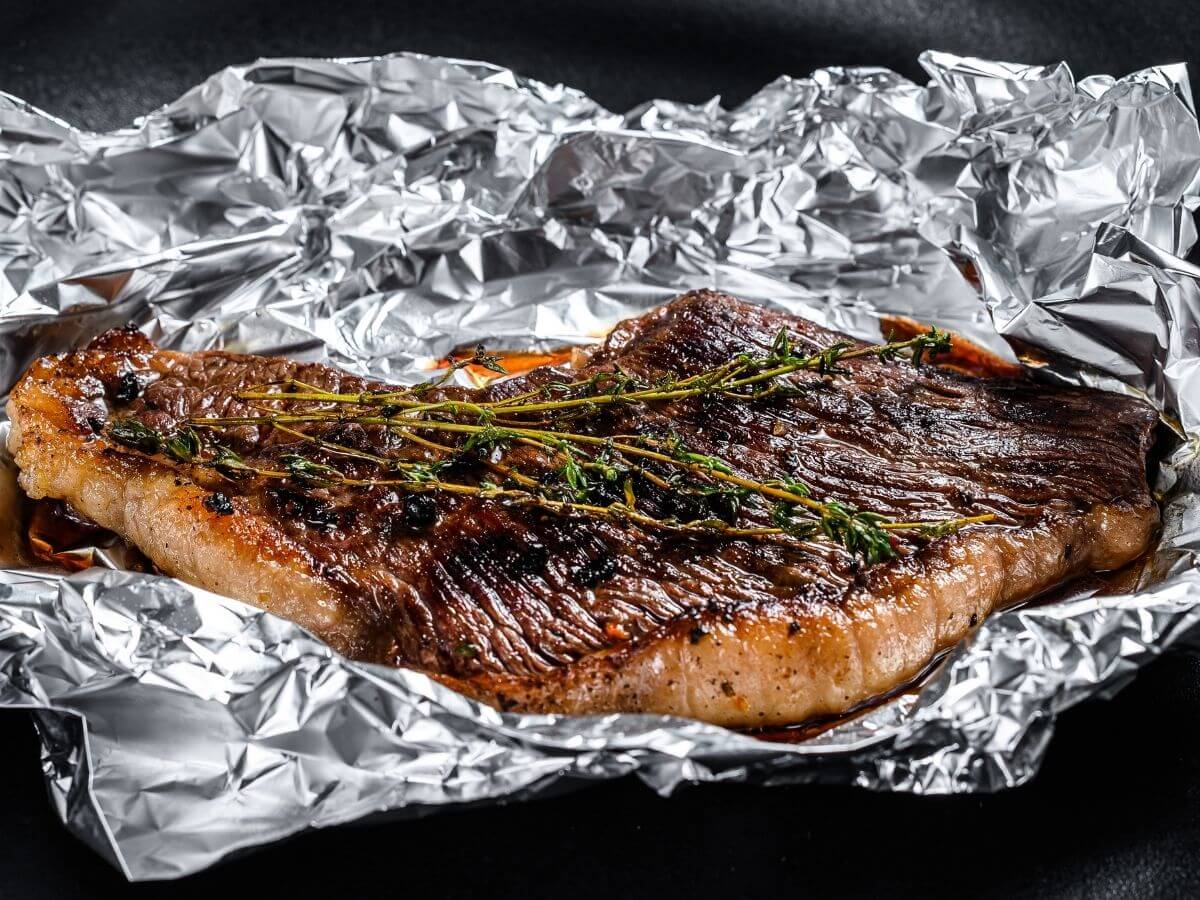 kronblad T overliggende How to Cook Steak in the Oven with Foil - Homeperch