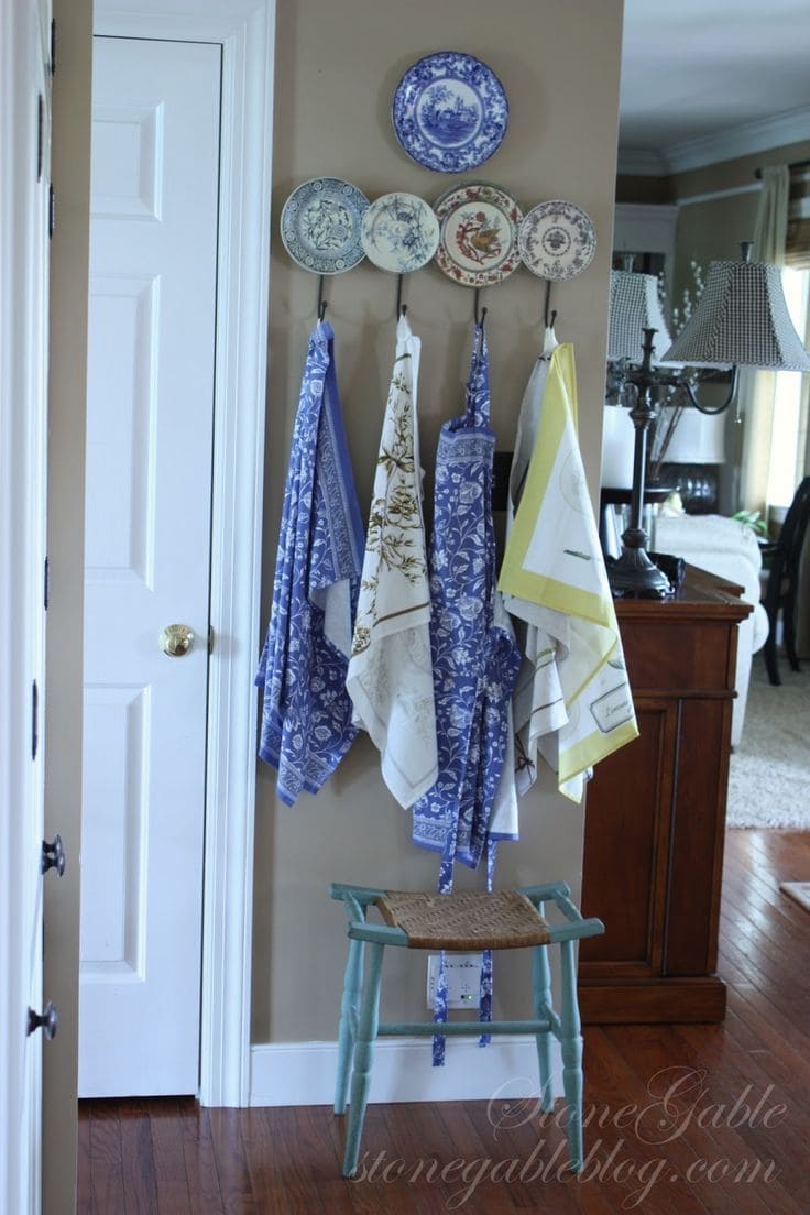 Charming Plate-Inspired Towel Hanger Display