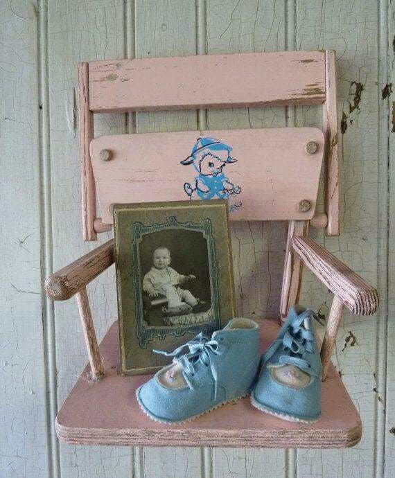 Adorable Vintage Chair Memory Display