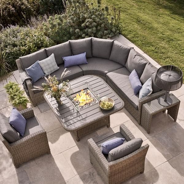 Cozy Circular Garden Firepit Lounge