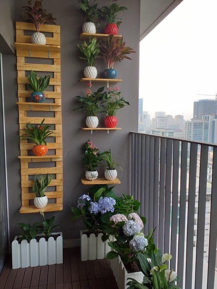 Vertical Elegance in a Compact Balcony