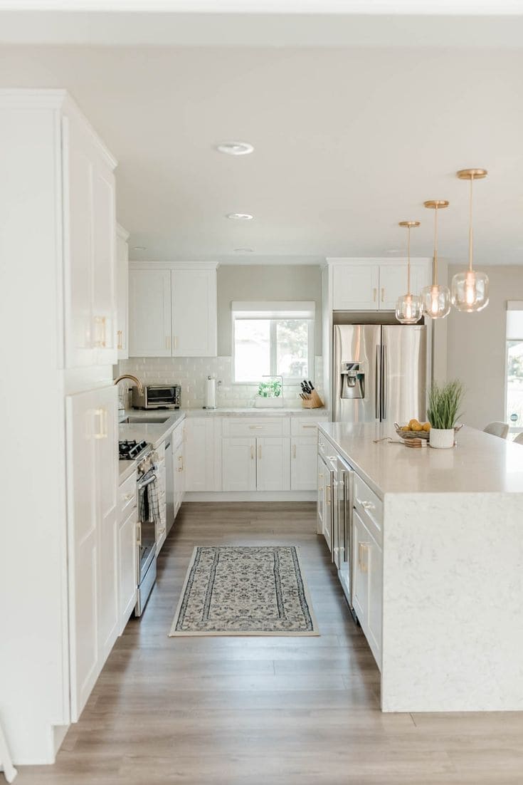 Minimalist Sophistication in White Kitchen Decor