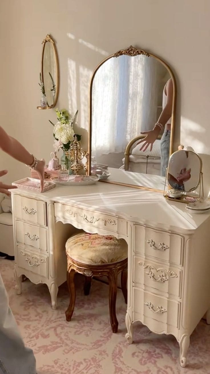 Vintage Elegance Vanity with Floral Charm