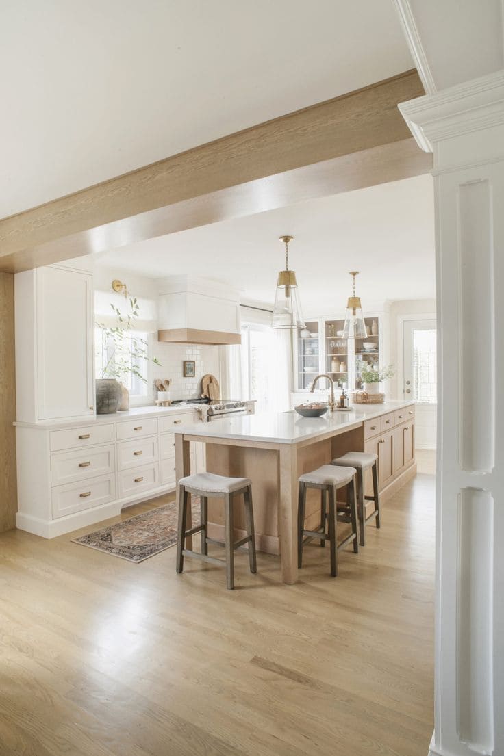 Warm White Kitchen Elegance