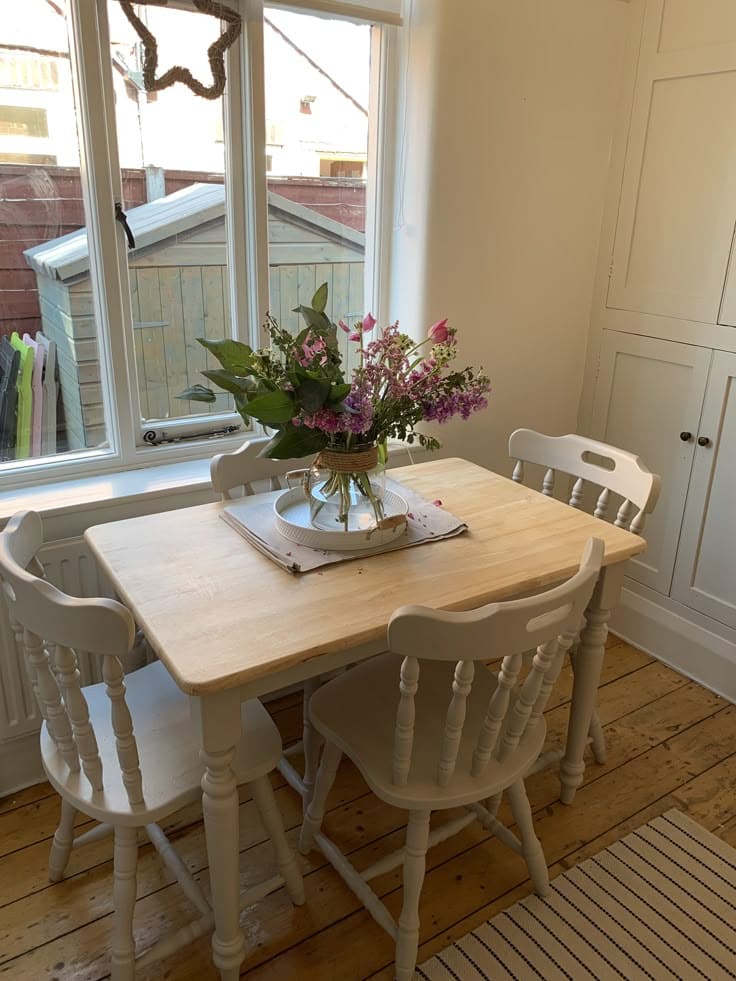 Charming Country-Style Dining Nook for Small Spaces