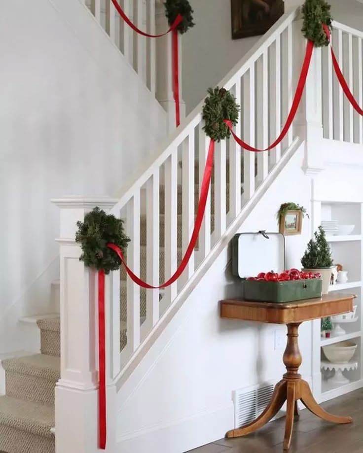 Charming Wreath-Adorned Christmas Staircase Simplicity